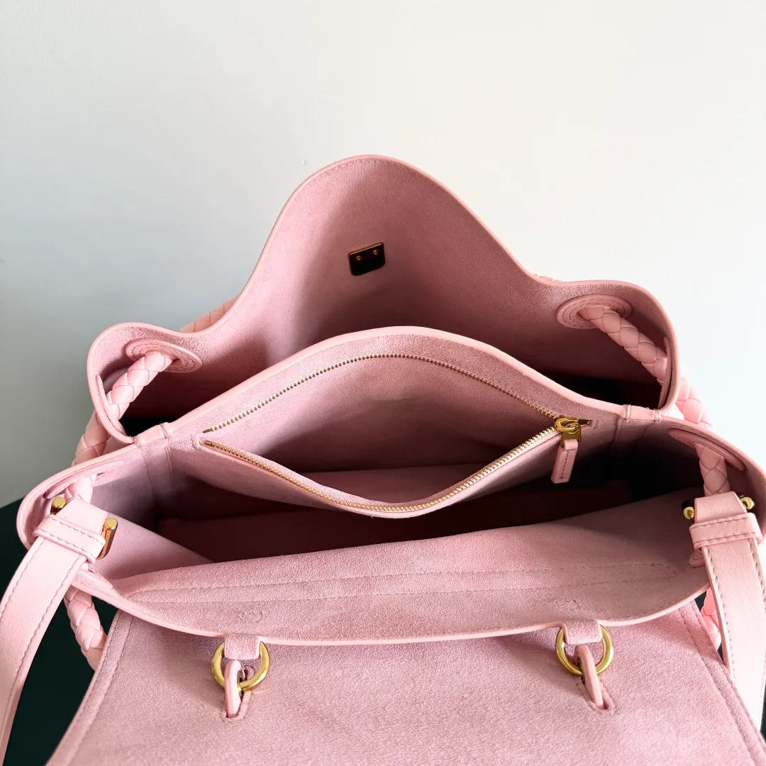 Batch 2360 BottegaVeneta Latest Ciao Ciao Bag Silky cowhide two-way flap handbag with signature twist detail, hidden hook closure, flap can be fastened to the front or attached to the INTRECCIATO woven interior pocket, comes with an adjustable and detachable crossbody strap, interior compartment, and also features a zippered pocket. The surprise flap has various shapes. Style 1 - Cover the bag surface and expose the knot decoration. Style 2 - Place the flap inside the bag. A buckle is also designed. Style 3 - The U-shaped position of the top handle in the hand bag. Style No.: 817231 Size: 34*26*15cm